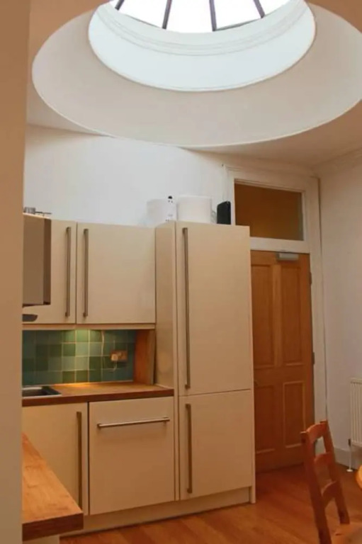 1 Bedroom New Town Flat Near City Centre Sleeps 2