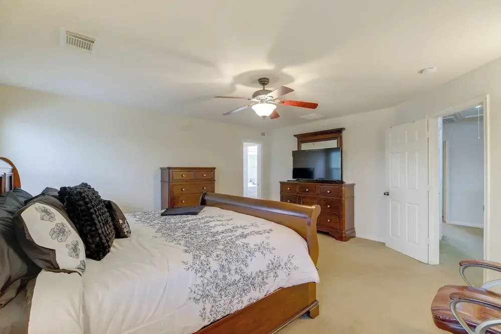 7 Mi to Downtown Baytown: Spacious Home w/ Yard