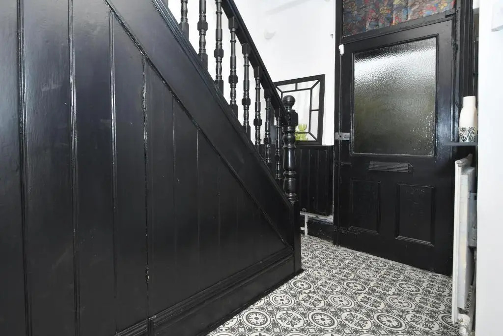 Beautiful 3-bed House by Ministays Stoke-on-trent