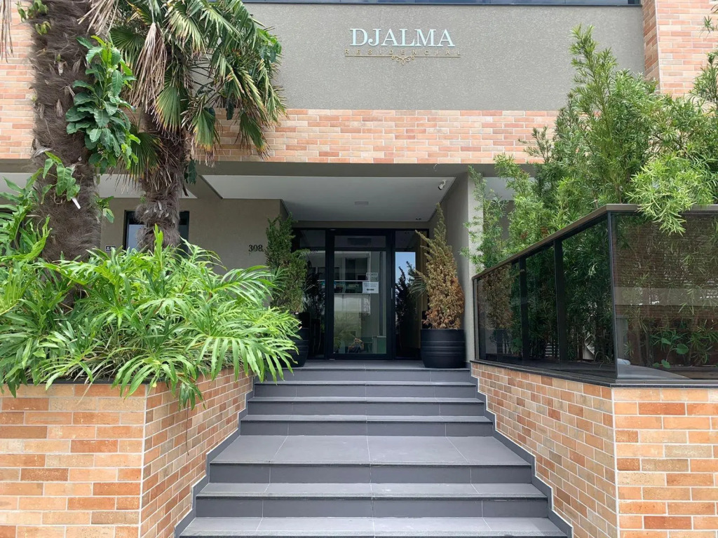 Elegante Apartamento no Centro de Bombinhas, 200m da Praia