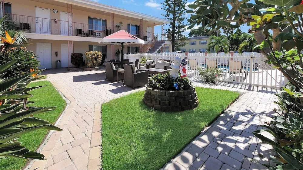 Carlton House Motel and Suites