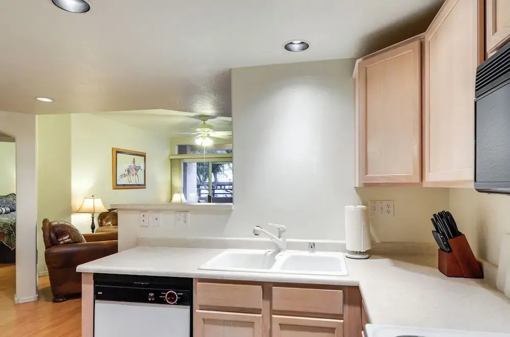 Deck & Resort Amenities: Phoenix Escape By Hiking