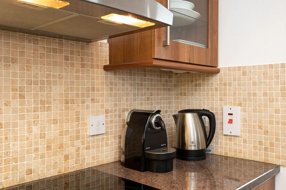 2 Bedroom Apartment With River Views Near Canary Wharf and City