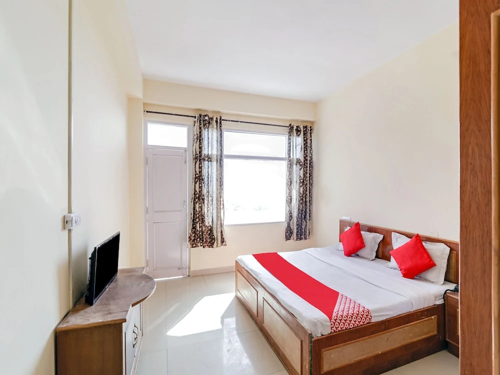 OYO 7483 Hotel Modgil