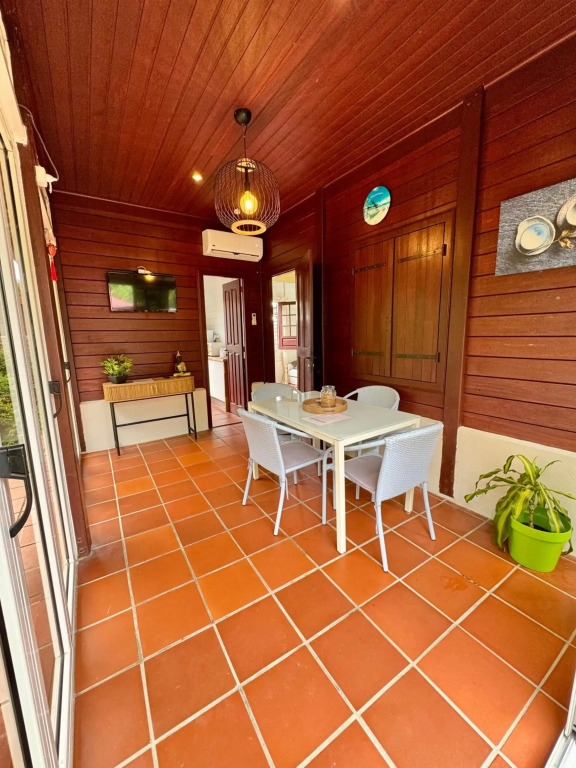 Bungalow Gaspardo , 2 chambres climatisées , à 2 mins à pied de la plage , wifi , jardin clos, parking ,sans vis-à-vis , Le Carbet