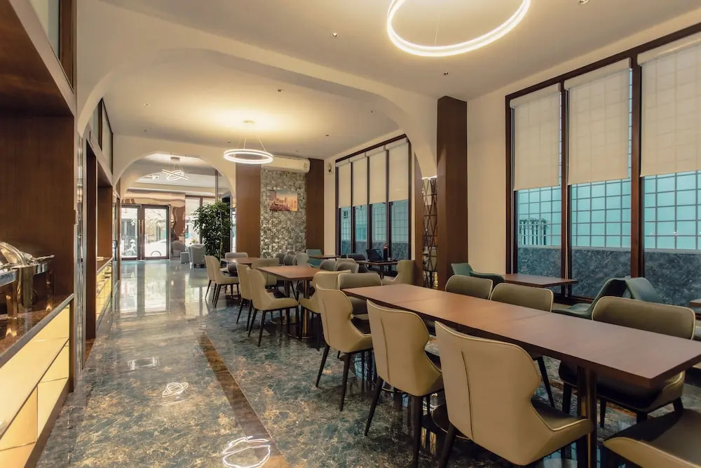 Riverside Hotel
