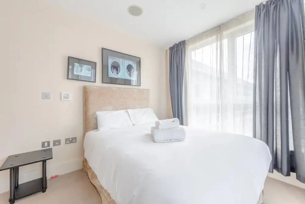 Gorgeous 3 Bedroom Flat in Vauxhall With City Views