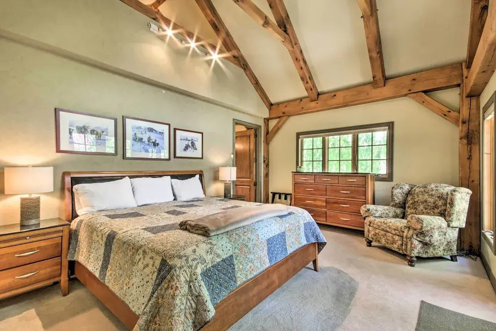 Rivers Edge Mtn Home: Private Hot Tub & Views