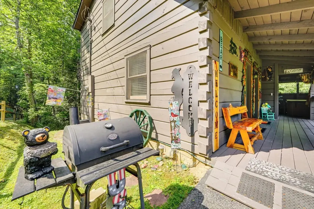 Return to Eden Cabin w/ Hot Tub: 4 Mi to Dollywood