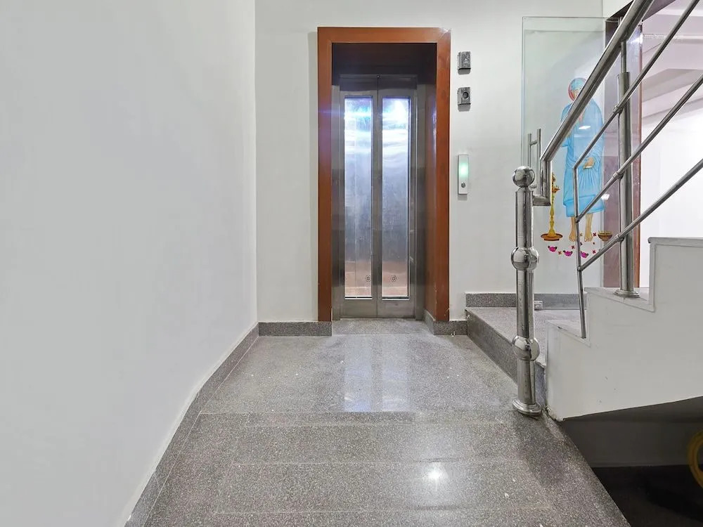 Oyo 19525 Rg Corporate Suites