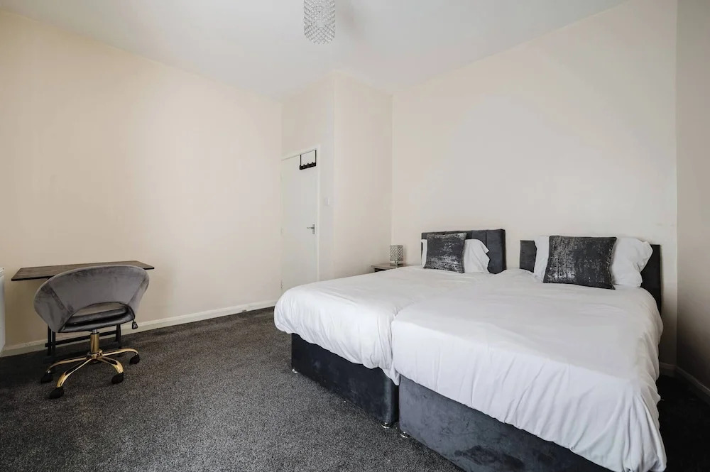 6-bed Manchester Holiday