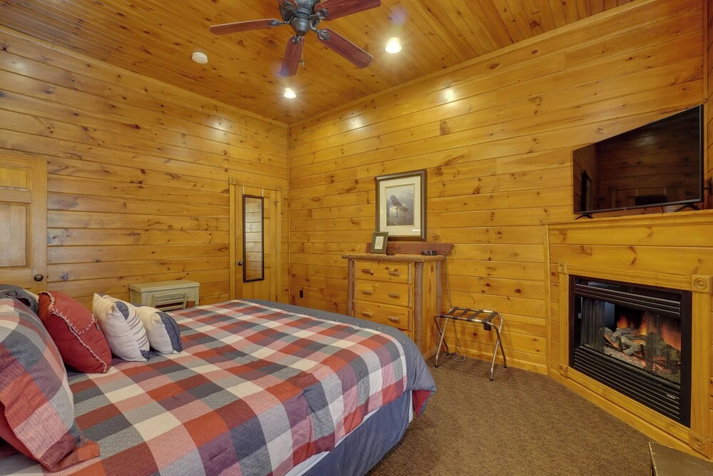 Cabin w/ Hot Tub & Deck, Near Smoky Mtn Trails!