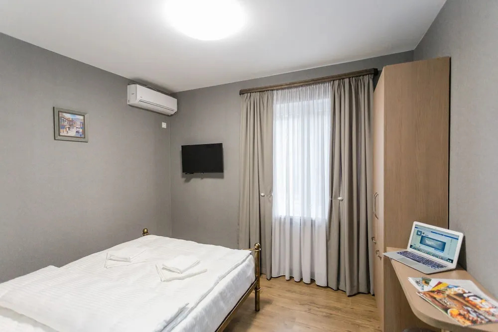 Falcon Apartments - 300 Aragveli