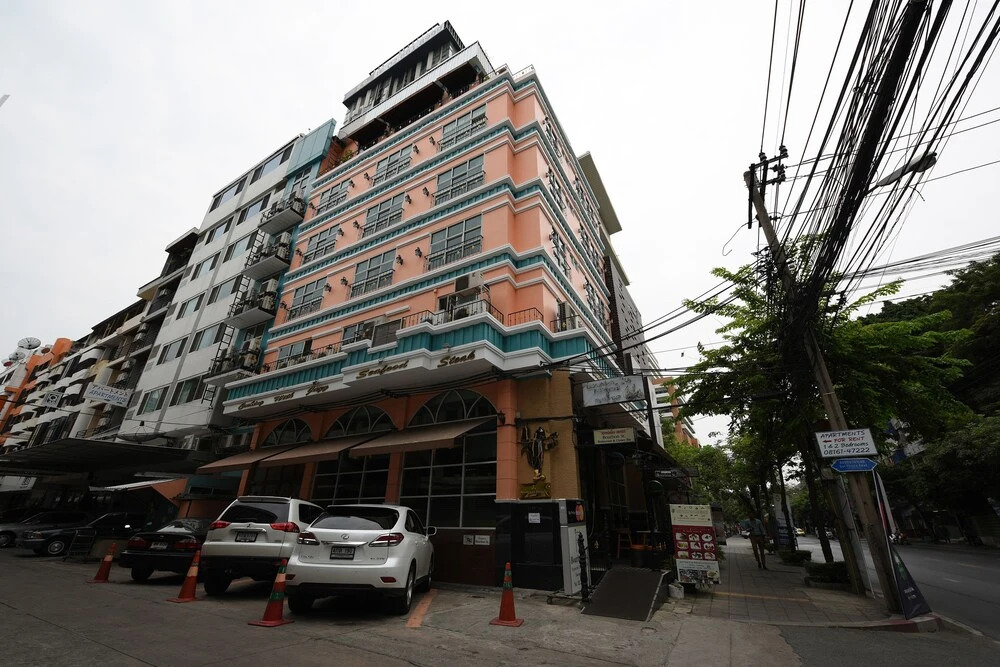 OYO 114 BB Boutique Ekamai Hotel