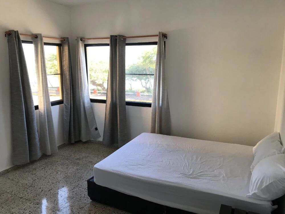 Ocean View 3bedroom With Amazing View in the Middle of Town Late Night Walks