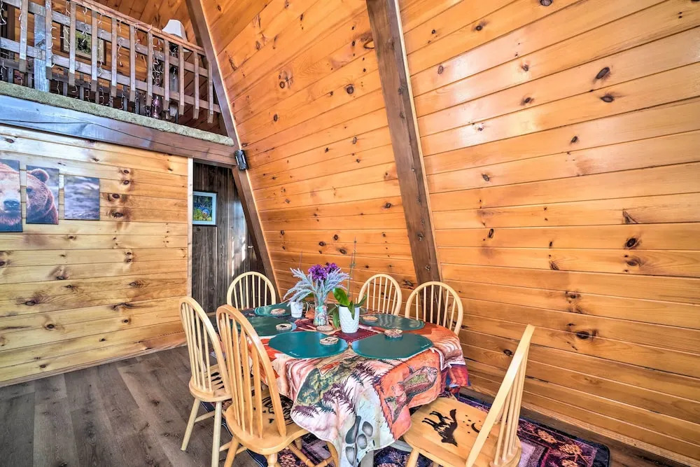 Mtn-View Cabin w/ Deck: 5 Mi to Gatlinburg