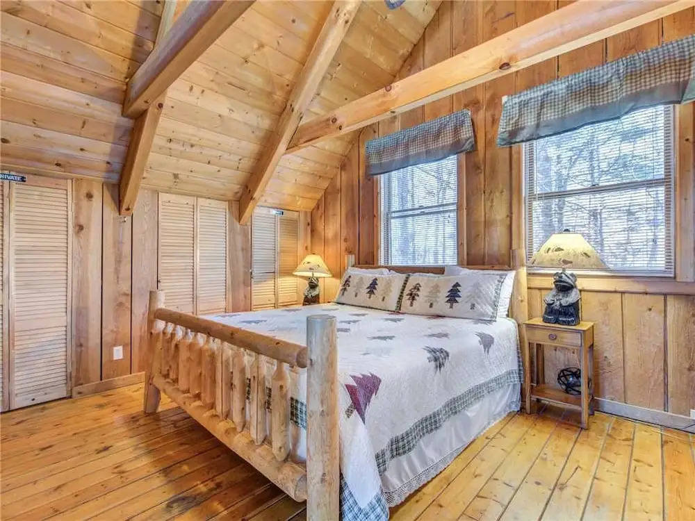 Bear Cave Haus  2 Bedroom Home with Hot Tub