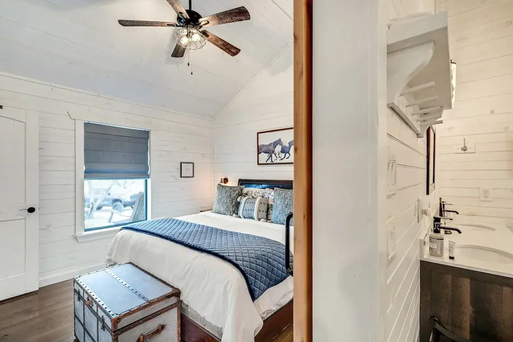 Gorgeous Carriage Cabin Just 1 Mile to Wildseed Farms!