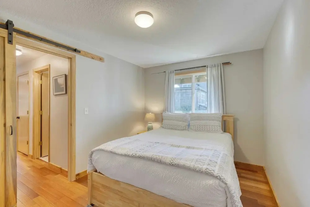 Royal Canoe by Avantstay Walk to the Shore + Cozy Fireplace