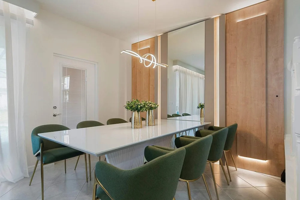 1149 Spacious Family 5-bedroom Townhome