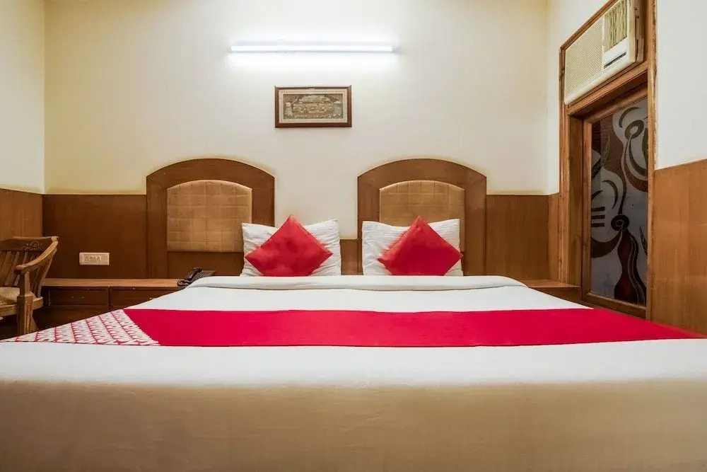 Oyo 43670 Hotel Apra Deluxe