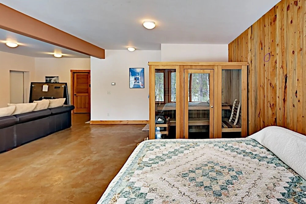 The Treehouse: 2 Living Areas & Private Hot Tub 4 Bedroom Home