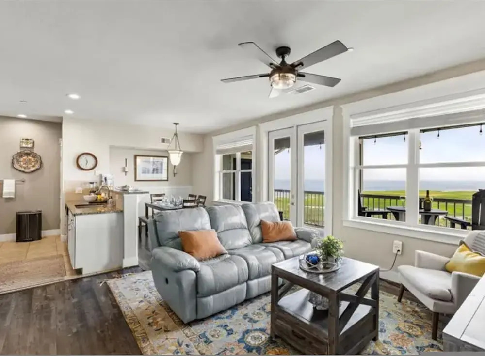 Resort Living on the Bay 2 bed 2 Bath Gorgeous bay Views