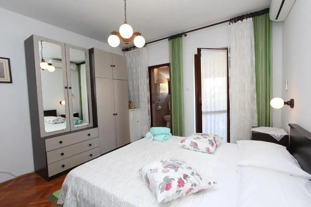 Rooms and Apartment Pina