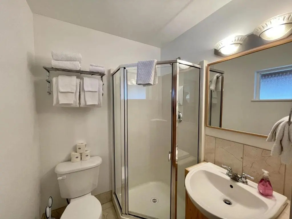 Cozy 2 Bedroom Waterfront Cottage With Hot Tub