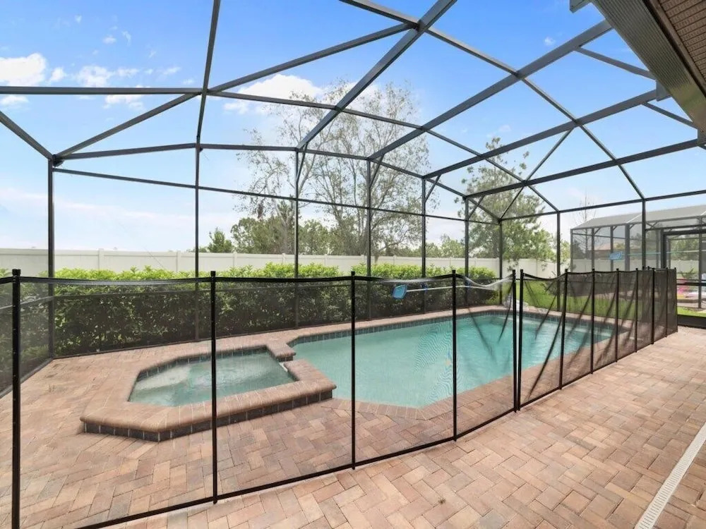 Spacious 8 bedroom home, Windsor at Westside