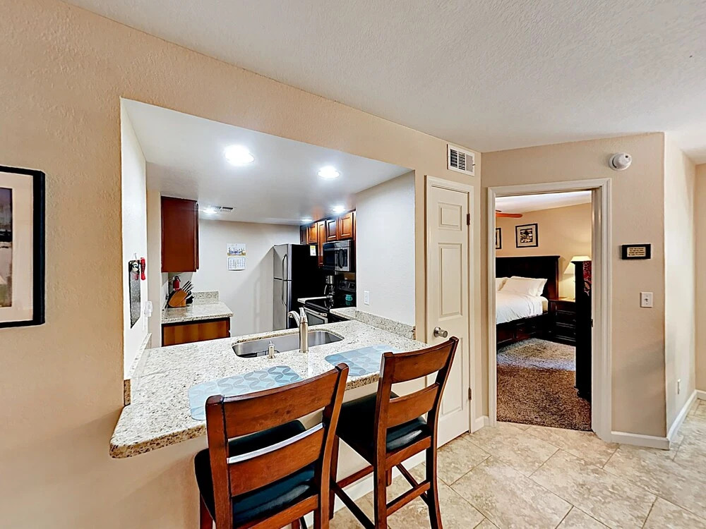 Stylish & Spacious Condo W/ Pool, SPA & Gym Condo