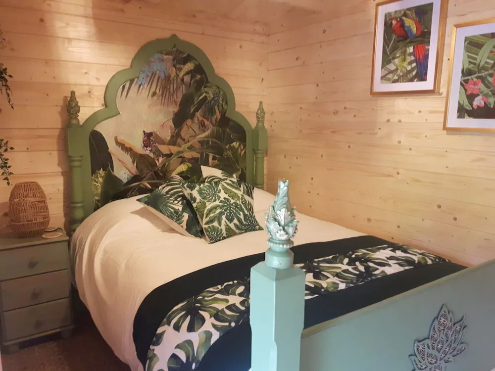 Cabin set in a Beautiful Romantic Tropical Garden