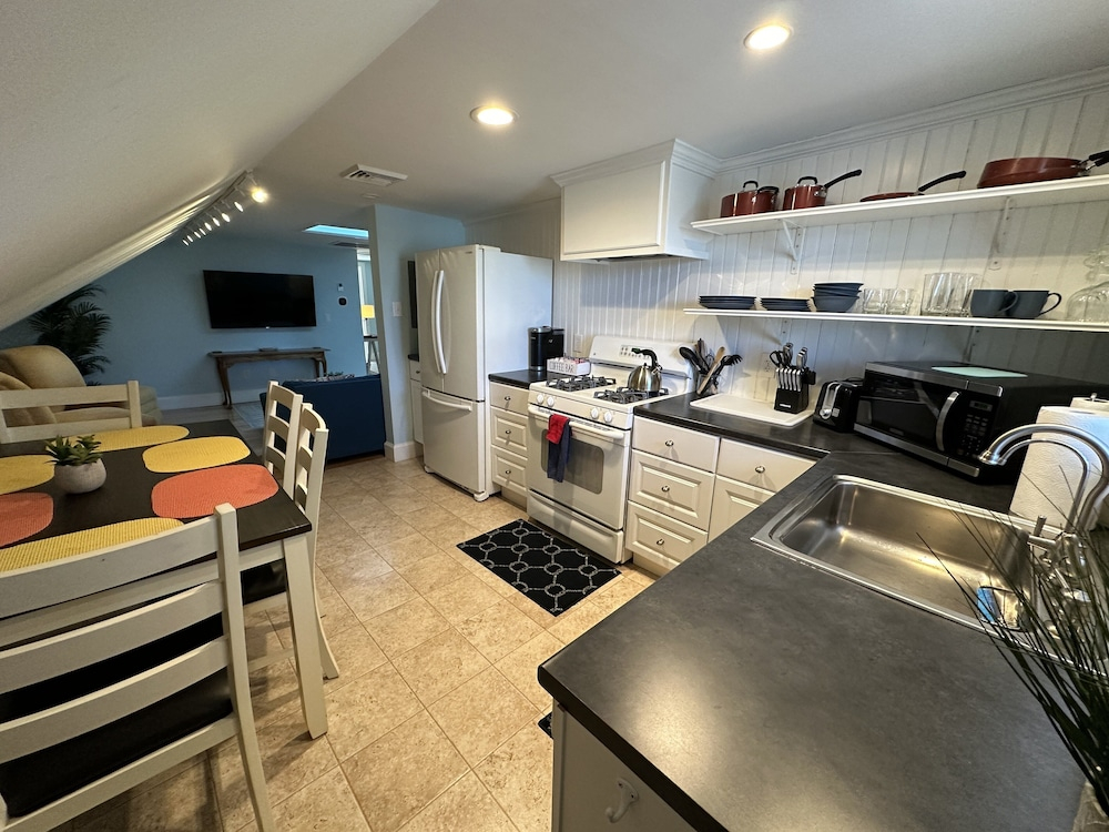 Unique 2 Bed 1 Bath Apartment Off Broadway #3 2 Bedroom Apts