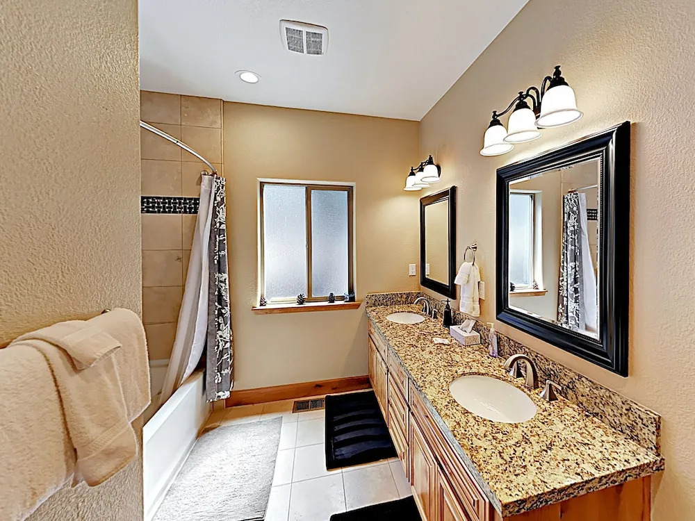 2451 South Lake Tahoe - 4 Br Home