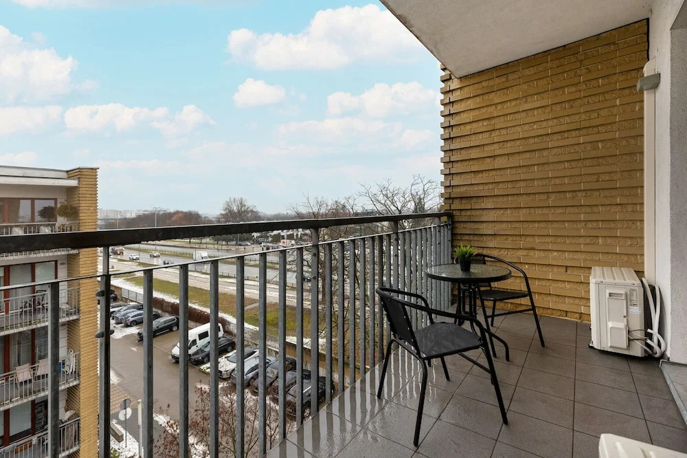 Gold & Blue Apartment Warsaw by Renters