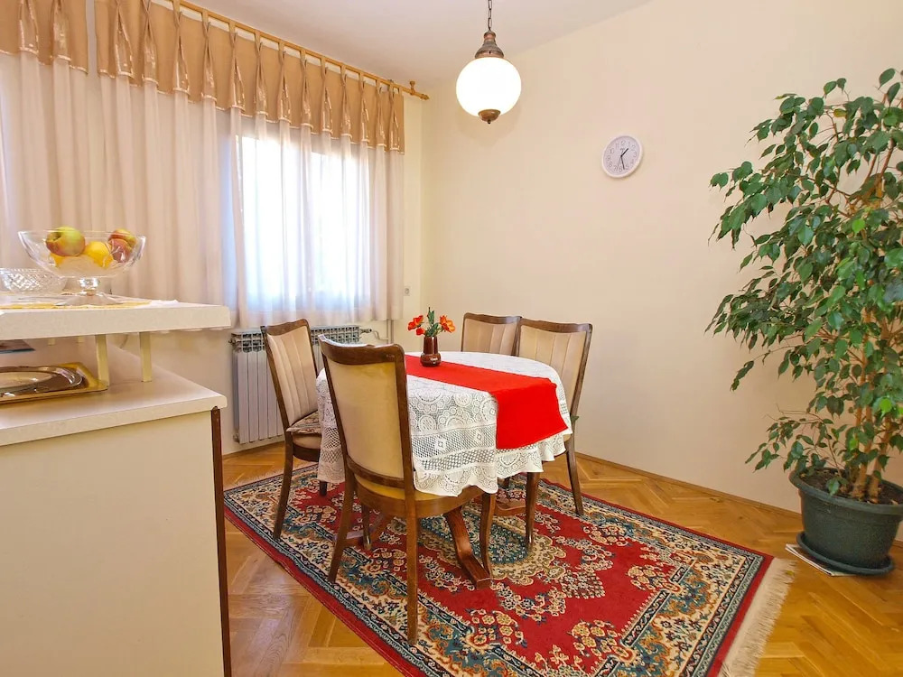 Apartment 933