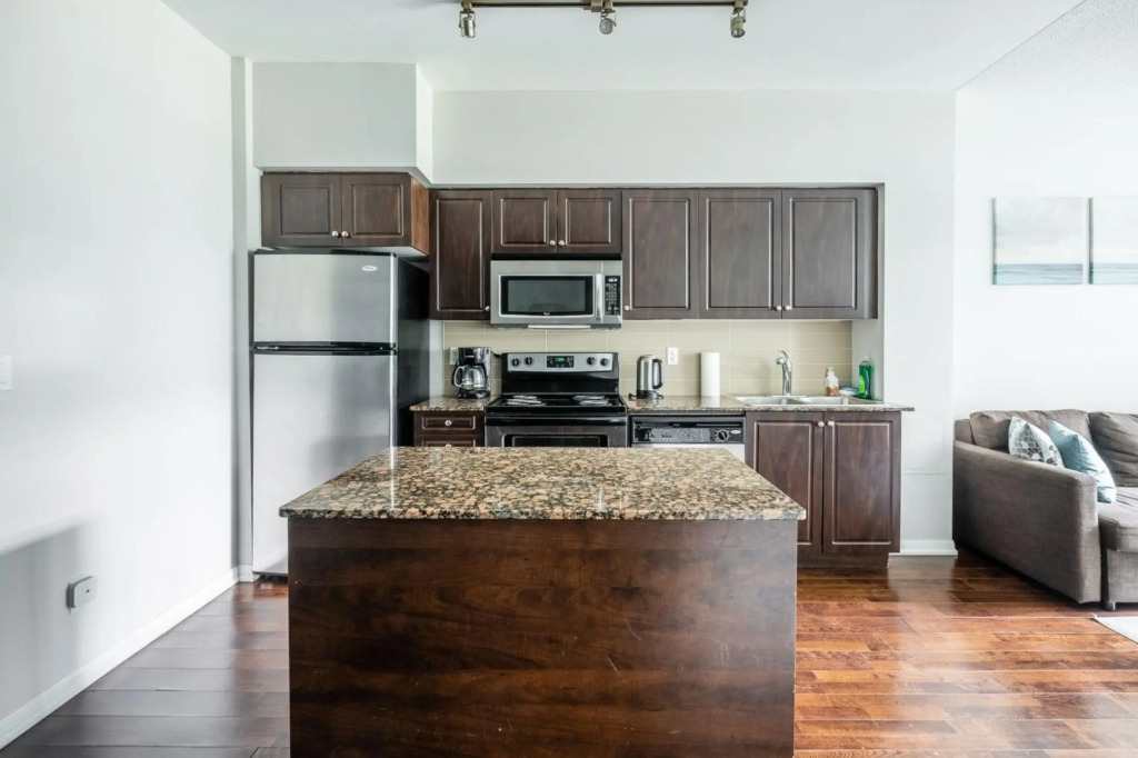 Modern Bright 1Br+Den Unit Downtown