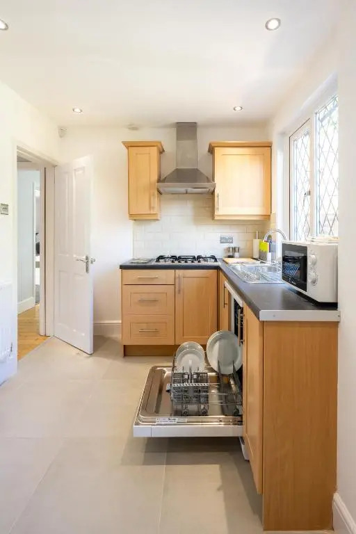 Mulberry House - Luxurious and Modern 4-Bed in Solihull near NEC,JLR, Airport, Resorts World, HS2