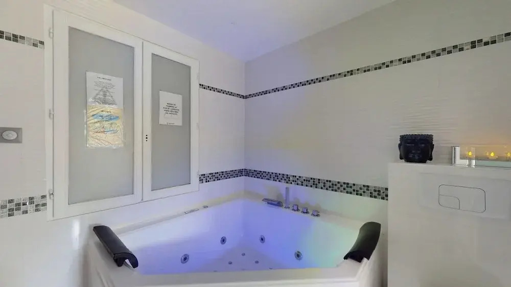 Kimia Suite Room