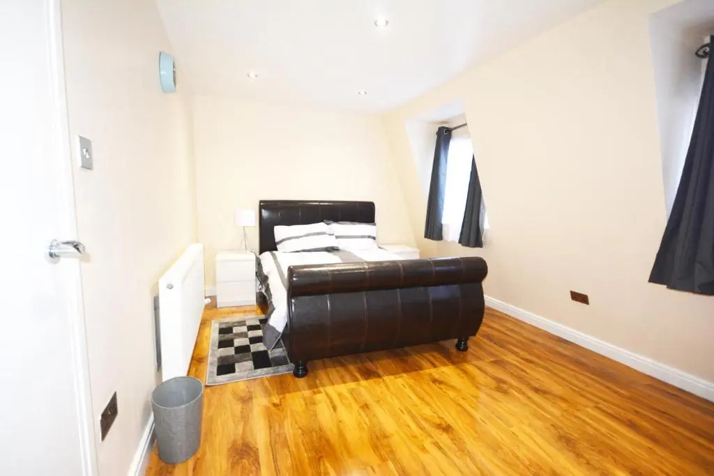 London Modern 4 Bedroom Apartment