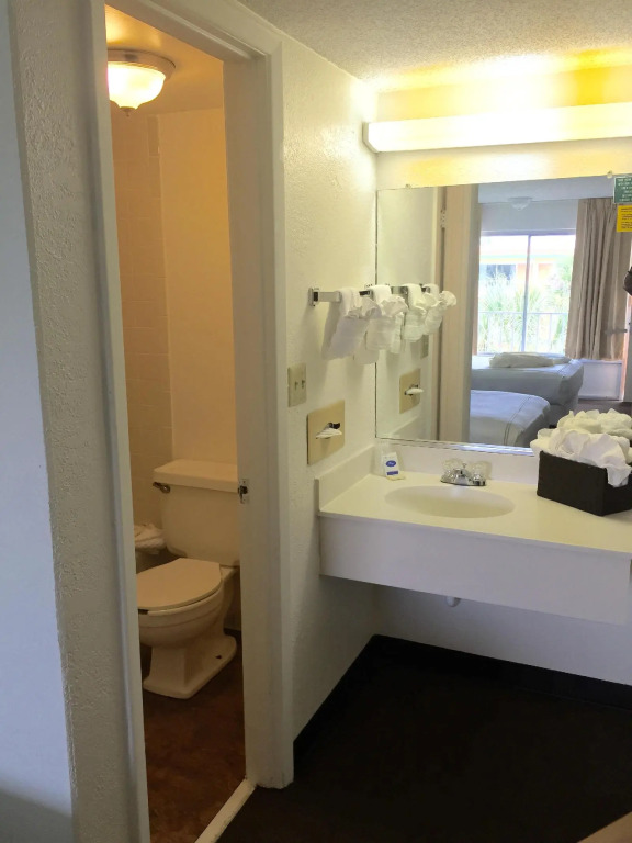 Roomba Inn & Suites - Kissimmee