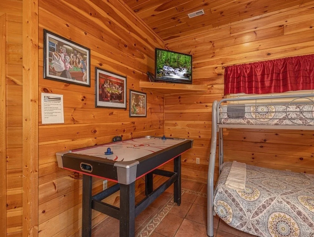 Spacious Party Hut Near Attractions by Redawning