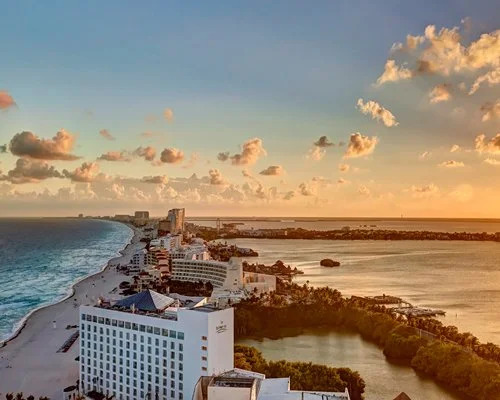 TravelSmart at Royalton CHIC Suites Cancun, Cancún, Mexico