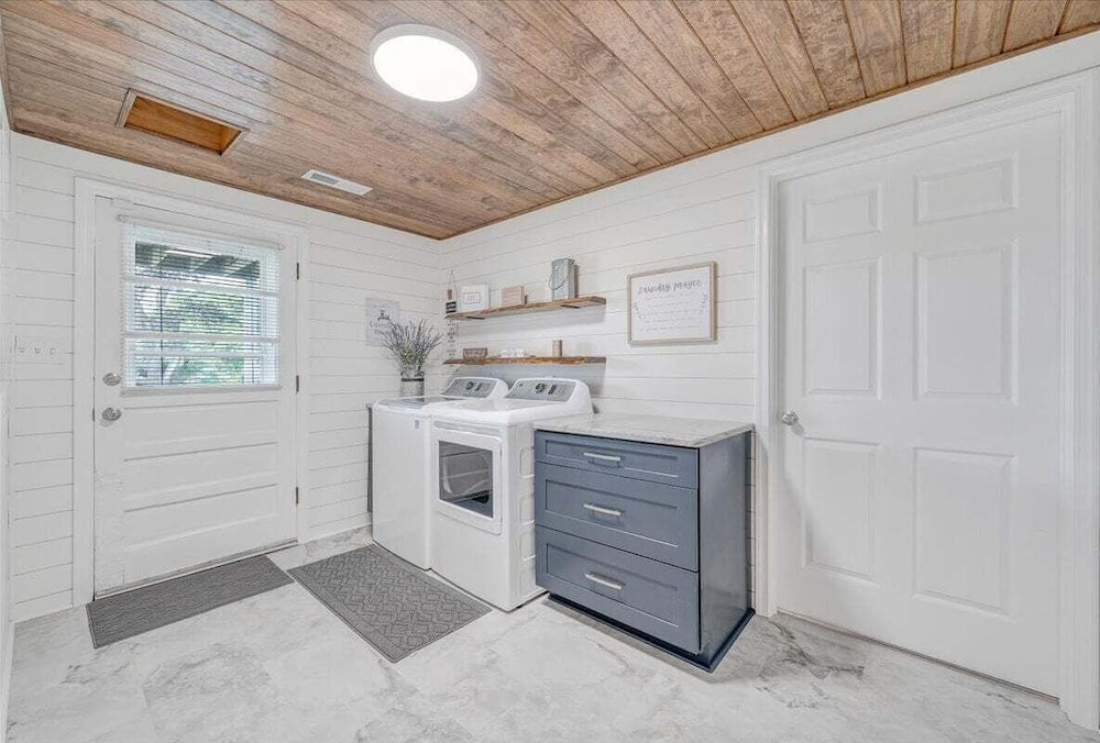Paradise Point - Lakefront Home With Private Dock!