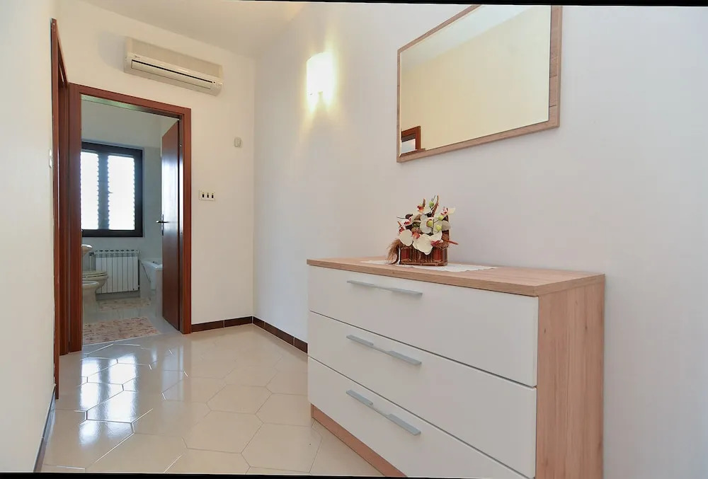 Apartment 827