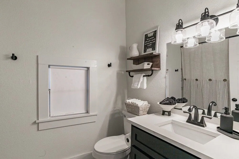 A Modern Fort Worth, Texas Retreat - Jennings Ave - 3 Bedroom Home by Redawning