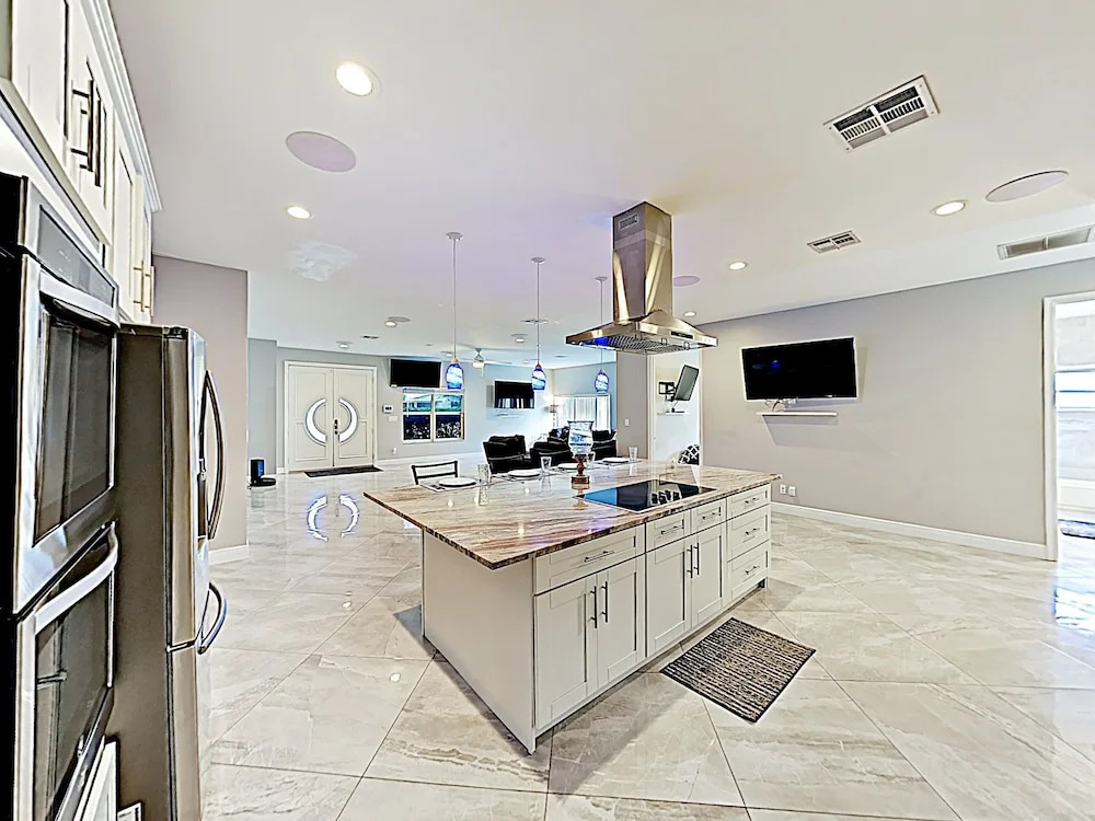 New Listing! Sumptuous Near Beach W/ Pool 3 Bedroom Home