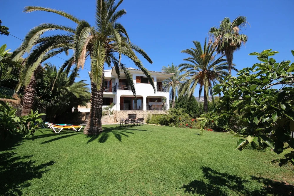 Only 100m to the Beach! Spacious Villa With Private Pool - 12 People