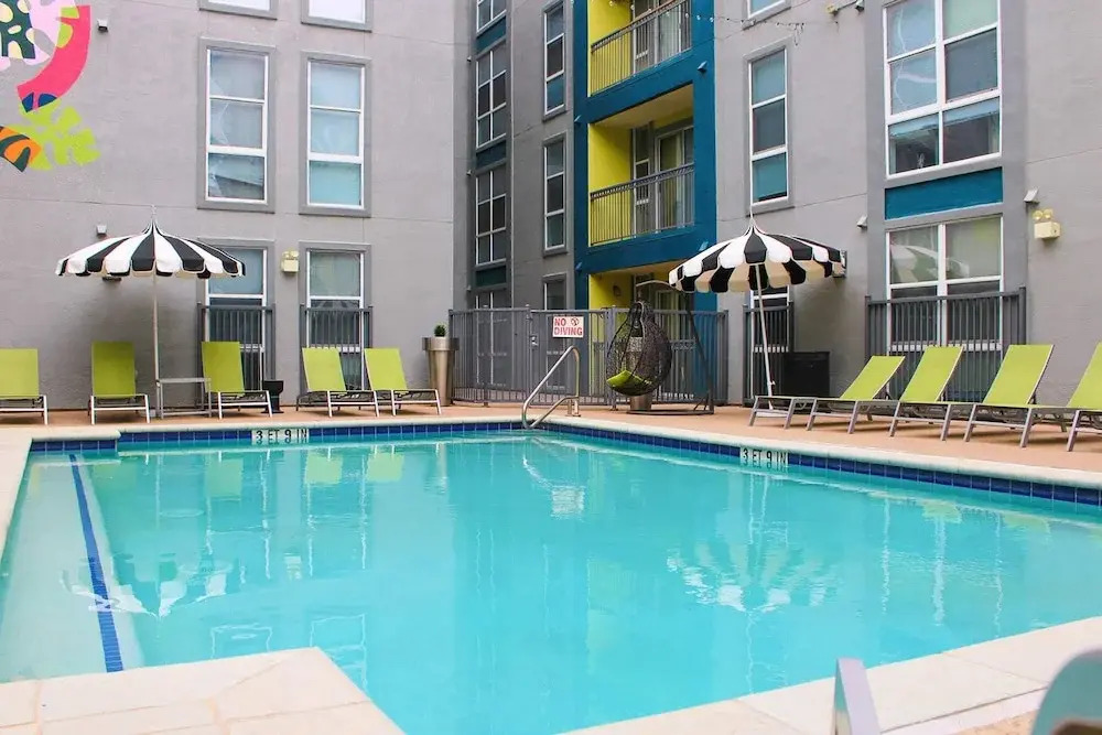 Modern Condo With Pool, Gym, Workspaces & BBQ