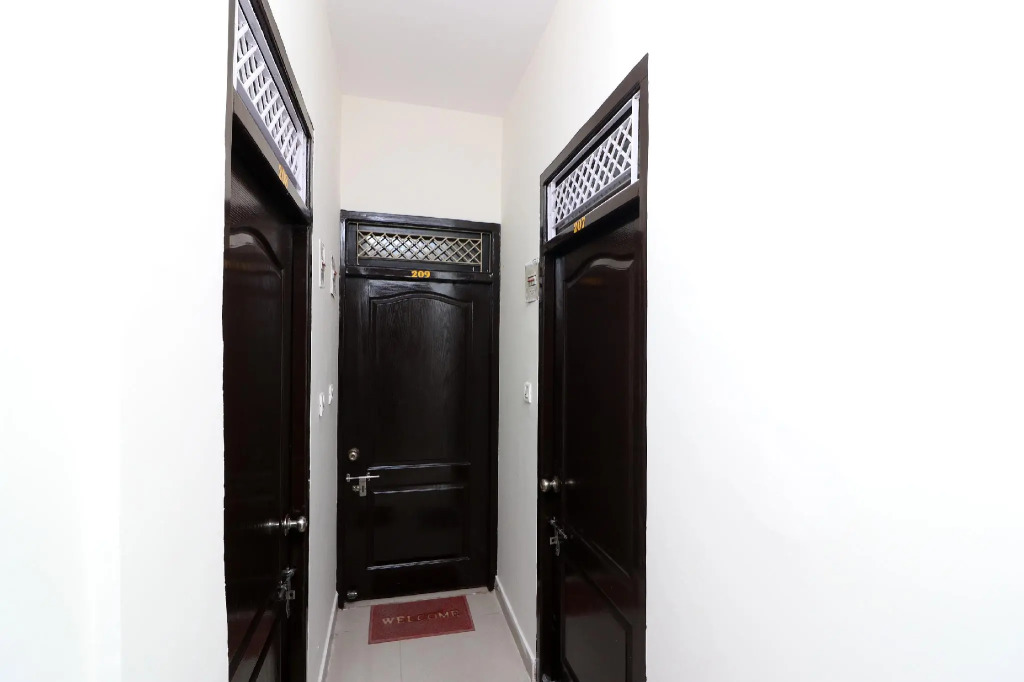OYO 23302 New Delhi Guest House